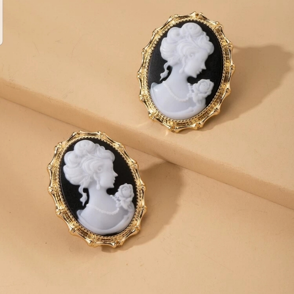 XPagexx Cameo Post Earrings - Picture 2 of 3